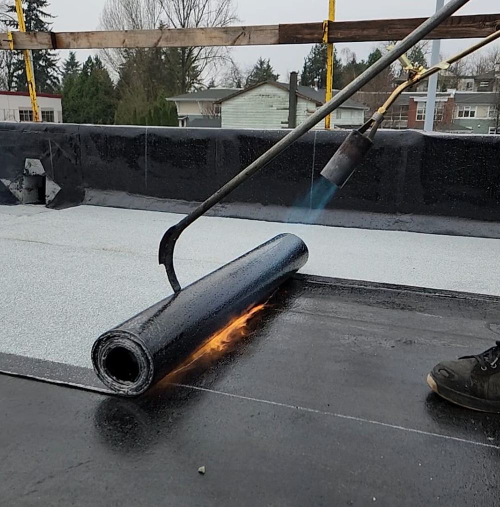 What a Flat Roof Replacement Costs in Studio City — Seasonal Guide